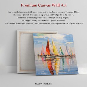 Pode incluir: Uma pintura colorida de veleiros em um corpo de &aacute;gua. A pintura &eacute; emoldurada com uma moldura de madeira. A moldura &eacute; mostrada parcialmente aberta para revelar a tela. O texto "SKYPOP DESIGNS" est&aacute; na parte inferior da imagem.