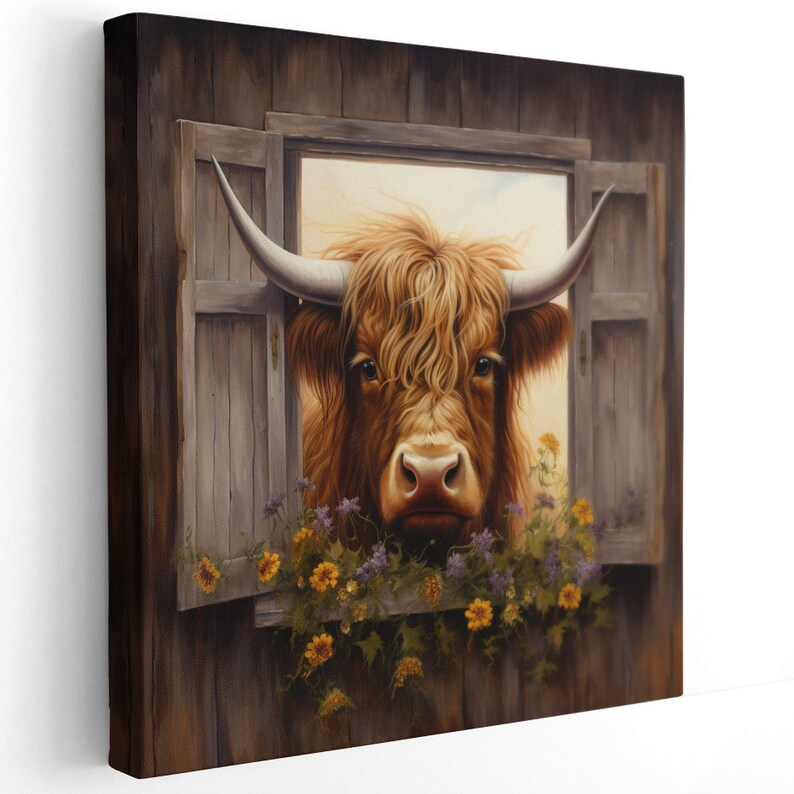 Op de afbeelding: Een bruine en witte Highland koe met lang, ruig haar kijkt uit een houten raam met een bloemenrand. De kop en hoorns van de koe zijn zichtbaar in het raam.