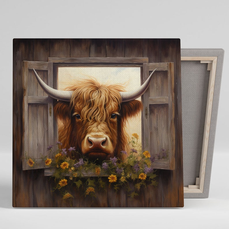 Op de afbeelding: Een Highland-koe met lange, bruine vacht kijkt uit een houten raam met open luiken. De koe heeft een witte neus en grote hoorns. Gele en paarse bloemen groeien rond het raam.