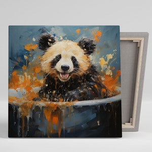 K&ouml;nnte beinhalten: Ein schwarz-wei&szlig;es Pandab&auml;rchen mit orangefarbenen Markierungen sitzt in einer blauen Sch&uuml;ssel, die mit orangefarbener Fl&uuml;ssigkeit gef&uuml;llt ist. Der Panda l&auml;chelt und hat einen verspielten Ausdruck im Gesicht. Der Hintergrund ist ein blaues und oranges abstraktes Design.