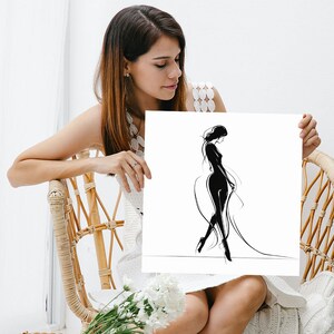 Pode incluir: Um desenho a preto e branco de uma mulher de p&eacute; com os bra&ccedil;os ao lado do corpo. A mulher est&aacute; vestida com um vestido comprido e tem cabelo comprido. O desenho est&aacute; sobre um fundo branco.