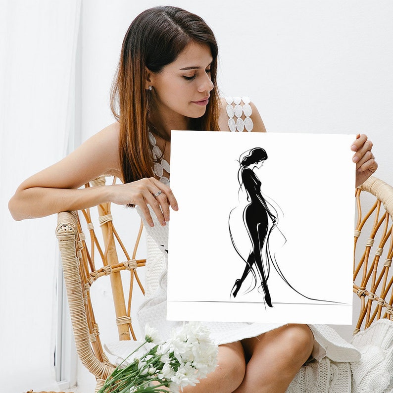 Pode incluir: Um desenho a preto e branco de uma mulher de p&eacute; com os bra&ccedil;os ao lado do corpo. A mulher est&aacute; vestida com um vestido comprido e tem cabelo comprido. O desenho est&aacute; sobre um fundo branco.