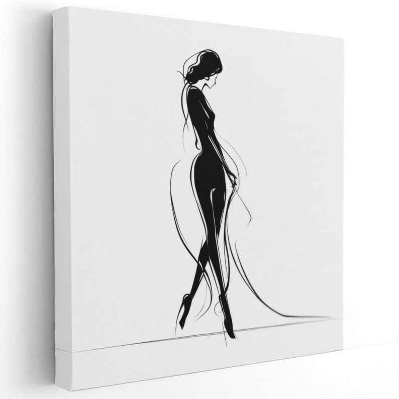 Pode incluir: Ilustra&ccedil;&atilde;o em preto e branco de uma mulher em um vestido fluido. A mulher est&aacute; de p&eacute; com a cabe&ccedil;a baixa e os bra&ccedil;os ao lado do corpo.