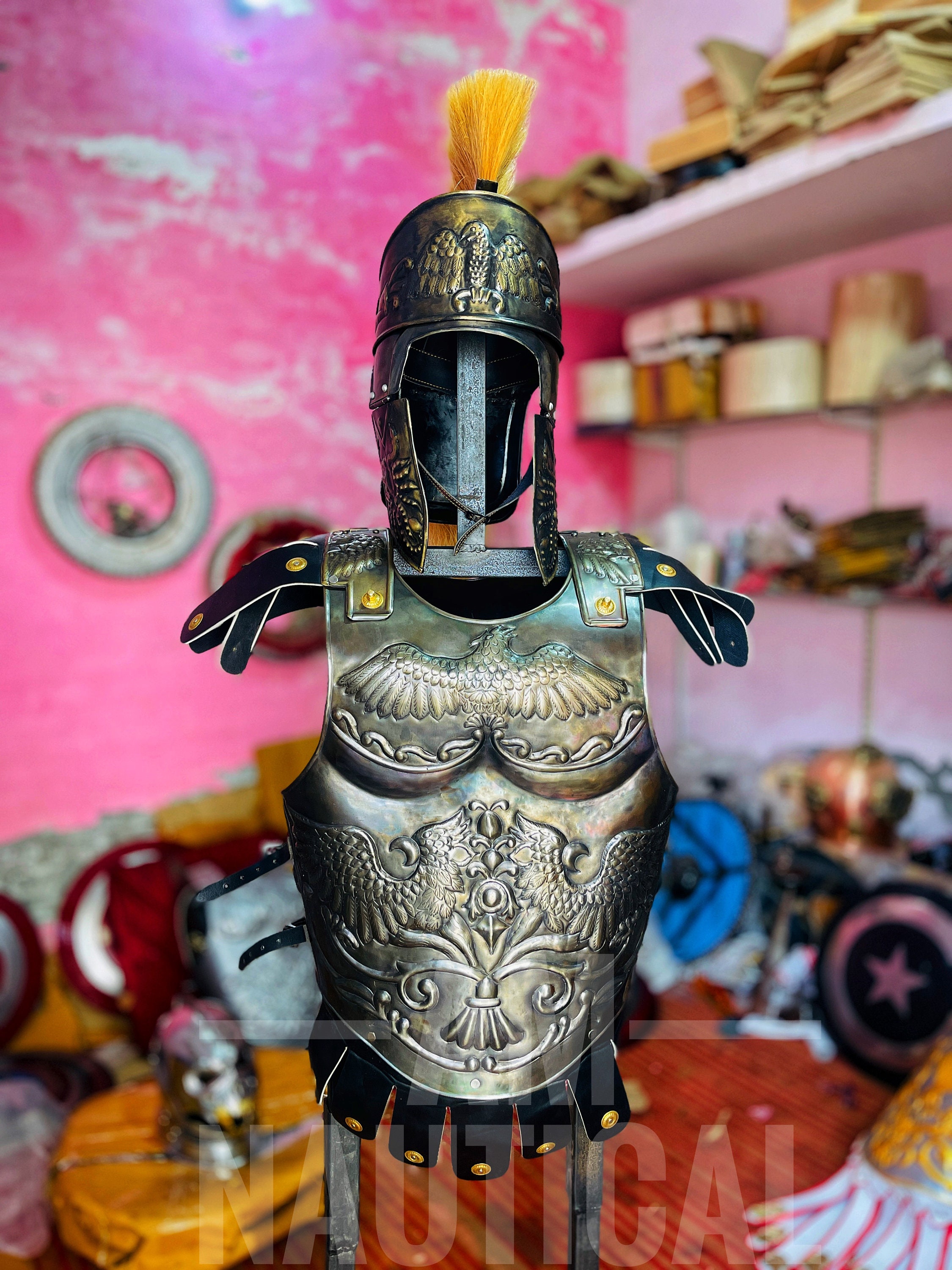 中世の騎士の鎧 金属製 赤いスカート付き 中世の騎士の鎧 金属製 学べる 赤いスカート付き