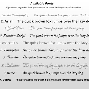 Op de afbeelding: Een lijst met tien beschikbare lettertypen getiteld Available Fonts met de instructie If you need any other font, please write its name in the personalization box. Elk genummerd lettertype toont de tekst The quick brown fox jumps over the lazy dog.