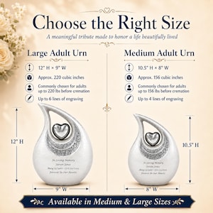 Op de afbeelding: Een vergelijkingstabel voor twee traanvormige urnen, gelabeld als Large Adult Urn van 30,5 cm bij 22,9 cm en Medium Adult Urn van 26,7 cm bij 20,3 cm. Beide zilverkleurige urnen hebben een centraal hart en een gegraveerde herdenkingstekst.