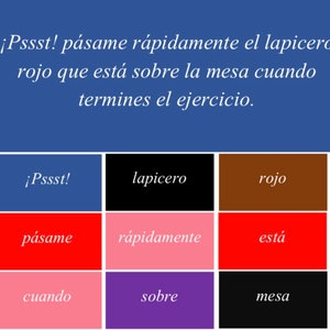 Puede incluir: Un fondo azul con texto en espa&ntilde;ol en blanco. El texto dice: "&iexcl;Pssst! P&aacute;same r&aacute;pidamente el bol&iacute;grafo rojo que est&aacute; sobre la mesa cuando termines el ejercicio." Debajo, bloques de colores con palabras individuales.