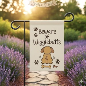 Se upp för Wigglebutts Rolig trädgårdsflagga: Hundälskare utomhusdekor (INGEN STÅNG)