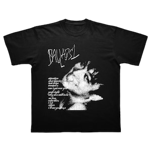 Puede incluir: Camiseta negra con un estampado gráfico blanco de una cara y texto que dice "DAVARSL", "attention", "slow dancing in the dark", "test drive", "wanted u", "can't get over you", "yeah right", "why am i still in la", "no fun", "come thru", "r.i.p", "xxx", "i'll see you 40".