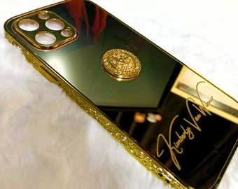 Anpassbare iPhone-Hülle mit 3D-Vergoldung über messingfarbener Löwenfigur mit bestickten Kanten / goldene Spiegelhülle / 15-Serie und alle iPhone-Modelle
