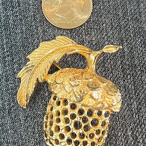 Sarah Cov vintage gold-tone brooch pin ACORN