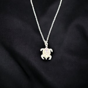 Meeresschildkröte Strass Silber Halskette. Strasssteine wechseln ihre Farbe, wenn Licht auf sie trifft. Geschenke für Sie, Geschenke für Mama, Geschenke für Mädchen