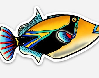 Könnte beinhalten: Ein farbenfroher Aufkleber mit einem stilisierten Fisch mit einem lebendigen Design. Der Fisch hat einen gelben Körper, schwarze Akzente und blaue und rote Details an Flossen und Schwanz. Der Aufkleber hat einen weißen Rand.