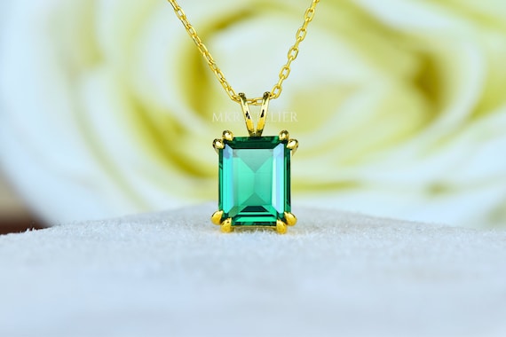 Emerald mothers day necklace deals