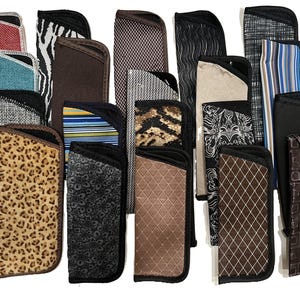 Puede incluir: Surtido de 18 estuches para gafas de diferentes patrones. Los estuches están hechos de tela y tienen una variedad de colores y diseños, incluyendo estampado de leopardo, paisley y patrones geométricos.