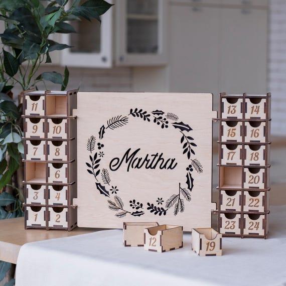Calendario Dell'Avvento Natalizio In Legno Con 24 Cassetti – Da Riempire Con Sorprese, Luci LED Incluse