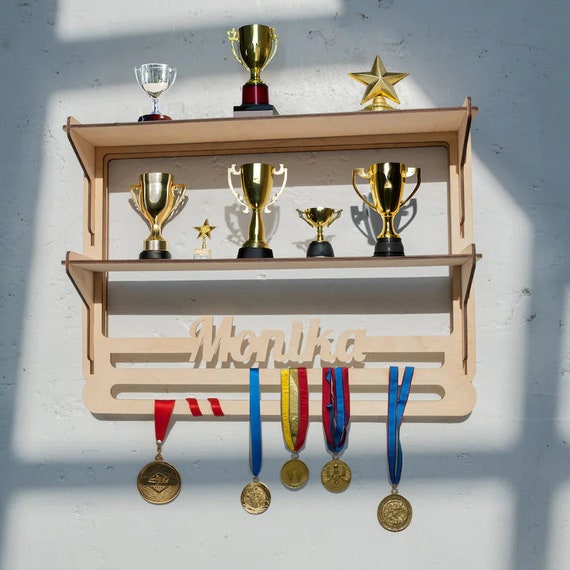 Porta medaglie in legno con ripiano, Scaffale trofeo personalizzato,  Espositore per medaglie personalizzato, Porta medaglie personalizzato,  Appendino medaglie in legno, Porta medaglie Race -  Italia