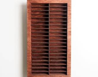 Könnte beinhalten: Ein rechteckiger Display-Schrank aus Holz mit zahlreichen horizontalen Regalen. Der Schrank ist in einem warmen Braunton gebeizt und hat ein schlichtes, klares Design. Die Regale sind gleichmäßig angeordnet und bilden ein gitterartiges Muster.