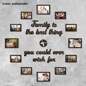 Peut inclure: Une horloge murale au design unique, avec un cadran central entouré de douze cadres photo. La phrase "Family is the best thing you could ever wish for" est affichée. L'horloge est de couleur palissandre.