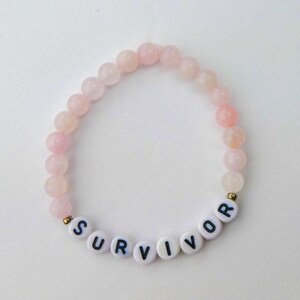 Pulseira Survivor - Feita com pedras preciosas de quartzo rosa de 6 mm - Presente musical - Feita sob encomenda com contas de prata ou ouro