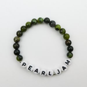 Pulsera Pearl Jam: hecha a mano bajo pedido con piedras preciosas de crisoprasa (verde) de 6 mm: ¡una gran idea de regalo para el fanático de la música en tu vida!