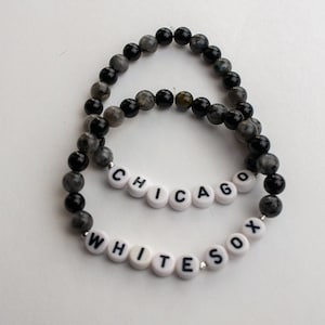 Conjunto de pulseiras Chicago White Sox - Feito à mão sob encomenda com pedras preciosas de ônix preta e labradorita de 6 mm - Presente de beisebol