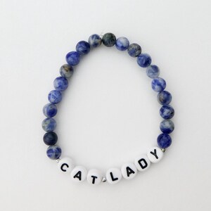Pulsera Cat Lady - Hecha a mano con piedras preciosas de sodalita de 6 mm - Elección de Kamala Harris 2024 - ¡Gran idea de regalo para la Cat Lady en tu vida!