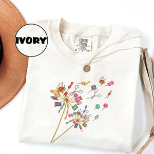 Comfort Colors® Cute Sewing T-shirt, Quilting Equipment Dandelion Shirt, Flying Flower Tee for Quilter, Sewing Lover Gift, Seamstress Shirt bild 2