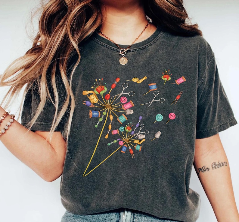 Comfort Colors® Cute Sewing T-shirt, Quilting Equipment Dandelion Shirt, Flying Flower Tee for Quilter, Sewing Lover Gift, Seamstress Shirt bild 1