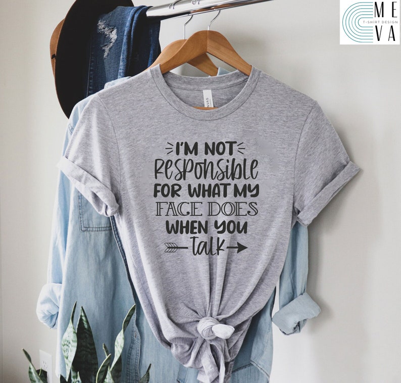 Pu&ograve; includere: Maglietta grigia con il testo "I'M NOT Responsible FOR WHAT MY FACE DOES WHEN YOU -Talk-"