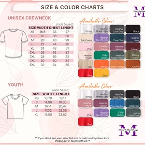 Op de afbeelding: Maat- en kleurtabellen voor unisex en jeugd crewneck t-shirts. De tabellen tonen de breedte, borst en lengte in inches voor elke maat. De beschikbare kleuren zijn wit, heather athletic grey, heather dark grey, zwart, soft cream, team purple, deep teal, heather navy, roze, heather mauve, heather maroon, maroon, heather peach, kelly green, heather forest green, military green, tan, oranje, burnt orange, autumn, rood en goud.