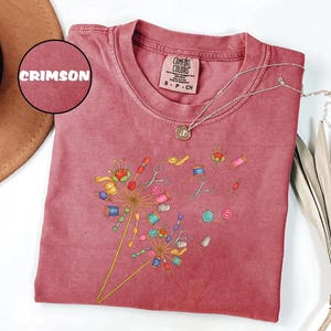 Comfort Colors® Cute Sewing T-shirt, Quilting Equipment Dandelion Shirt, Flying Flower Tee for Quilter, Sewing Lover Gift, Seamstress Shirt bild 8