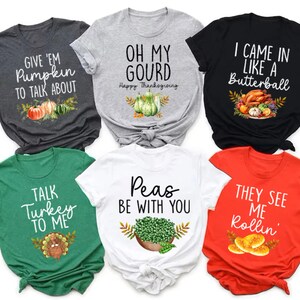 Puede incluir: Seis camisetas diferentes con tem&aacute;tica de Acci&oacute;n de Gracias con varios dise&ntilde;os y lemas. Las camisetas son todas de manga corta y tienen cuello redondo. Los dise&ntilde;os incluyen una calabaza, una calabaza, un pavo, guisantes, un bal&oacute;n de f&uacute;tbol americano y un rollo.