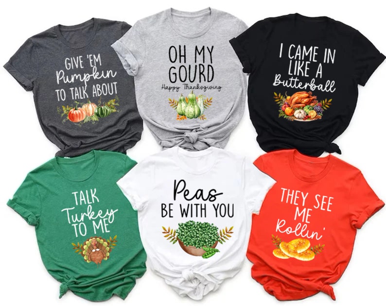 Puede incluir: Seis camisetas diferentes con tem&aacute;tica de Acci&oacute;n de Gracias con varios dise&ntilde;os y lemas. Las camisetas son todas de manga corta y tienen cuello redondo. Los dise&ntilde;os incluyen una calabaza, una calabaza, un pavo, guisantes, un bal&oacute;n de f&uacute;tbol americano y un rollo.