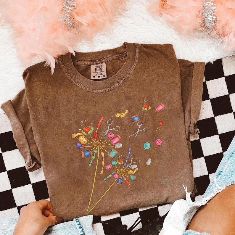 Comfort Colors® Cute Sewing T-shirt, Quilting Equipment Dandelion Shirt, Flying Flower Tee for Quilter, Sewing Lover Gift, Seamstress Shirt bild 7