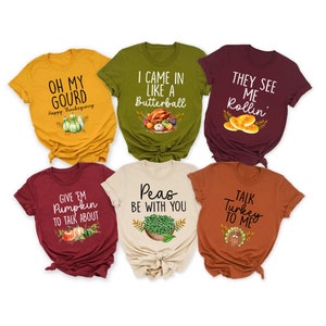 Puede incluir: Seis camisetas diferentes con tem&aacute;tica de Acci&oacute;n de Gracias con varios dise&ntilde;os y lemas. Las camisetas son de diferentes colores, incluyendo granate, amarillo mostaza, verde oliva, beige y naranja. Las camisetas presentan lemas como "Oh My Gourd", "I Came In Like A Butterball", "They See Me Rollin", "Give 'Em Pumpkin To Talk About", "Peas Be With You", y "Talk Turkey To Me".