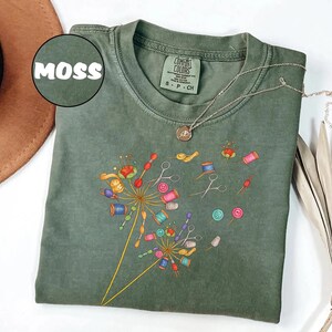 Comfort Colors® Cute Sewing T-shirt, Quilting Equipment Dandelion Shirt, Flying Flower Tee for Quilter, Sewing Lover Gift, Seamstress Shirt bild 4