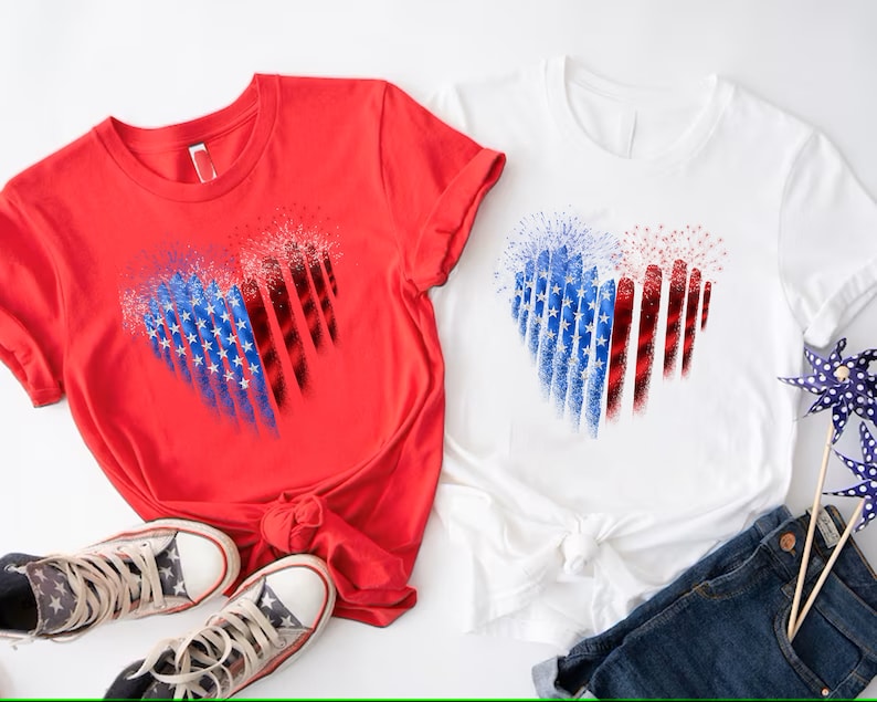 Pu&ograve; includere: Due magliette, una rossa e una bianca, ciascuna con un disegno a cuore. Il cuore &egrave; diviso in due met&agrave;, una con stelle blu e l'altra con strisce rosse, che ricordano la bandiera americana. Sono visibili anche un paio di scarpe da ginnastica a stelle e jeans.