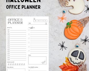 Op de afbeelding: Een printbare Halloween-thema kantoorplanner met een zwart-wit ontwerp. De planner bevat een dagelijks schema, een to-do-lijst, een notitiegedeelte en ruimte voor dagelijkse reflectie. De planner is versierd met een pompoen, een spook en een schedel.