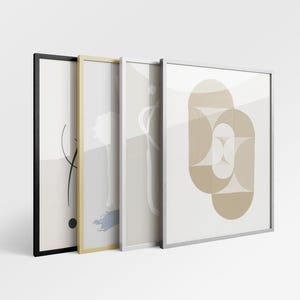 Puede incluir: Cuatro impresiones artísticas enmarcadas con diseños abstractos. Los marcos son negros, dorados, blancos y plateados. El arte presenta colores neutros, incluyendo beige, gris y azul, con formas geométricas y orgánicas. Las impresiones se muestran sobre un fondo blanco.