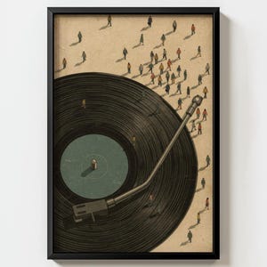 Può includere: Una stampa artistica verticale incorniciata raffigurante un grande disco in vinile nero con un'etichetta centrale color verde acqua. Un braccio argentato per giradischi poggia sul disco. Numerose minuscole figure camminano sullo sfondo beige.