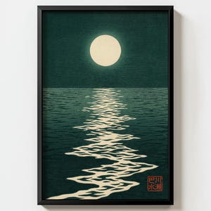 Könnte beinhalten: Gerahmter Druck, der eine ruhige Nachtszene darstellt. Ein Vollmond beleuchtet den dunkelblauen Himmel und wirft einen schimmernden Lichtweg über das Wasser. Das Kunstwerk ist eine stilisierte, minimalistische Darstellung einer mondbeschienenen Meereslandschaft.