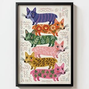 Puede incluir: Una impresión artística enmarcada con seis perros corgi coloridos. Cada corgi tiene un patrón único, incluyendo rayas, flores y hojas. El fondo es blanquecino con arte lineal decorativo. El marco es negro.