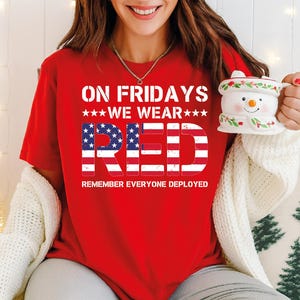 Puede incluir: Una taza de cerámica blanca con un asa negra y el texto "But first, coffee" en un estilo manuscrito. La taza está sobre una superficie blanca. La taza mide 10 cm de alto.