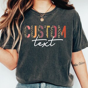 Custom T-shirt Leopard Text , Retro Word Shirt, Vintage Style Tee for Womens Girls, Personalized Nurse Teacher Worker Team Gifts, LS280