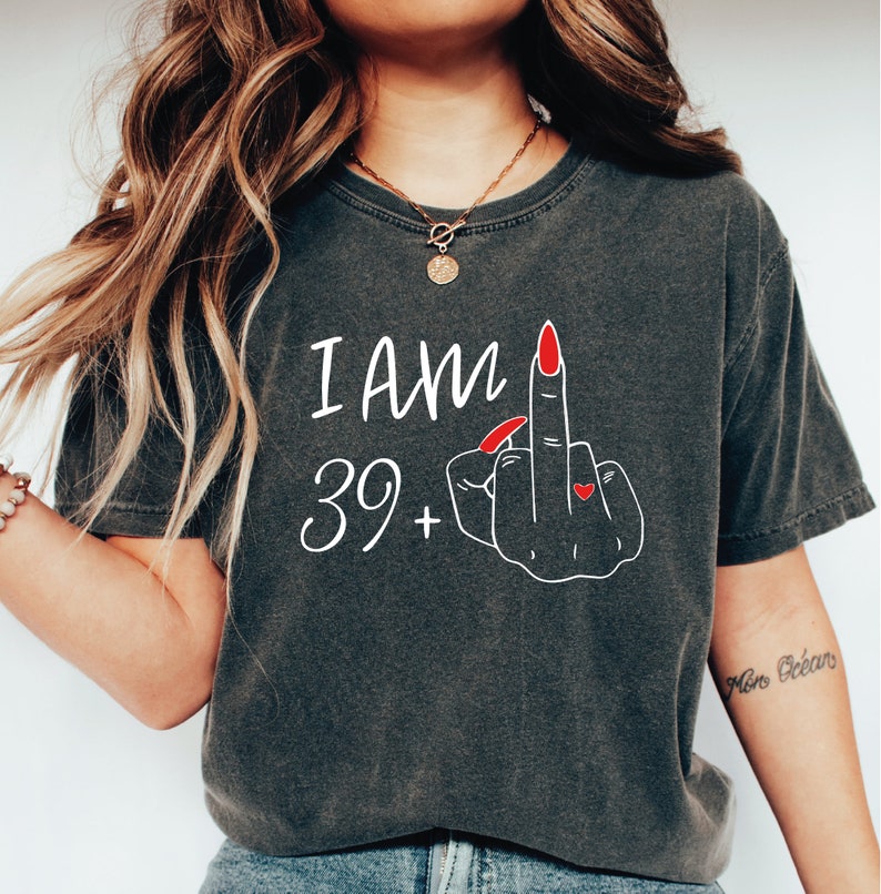 I Am 29 Plus Middle Finger Comfort Colors Shirt, Personalized Birthday Gifts, I Am 39 Plus Shirt, Custom Middle Finger Birthday Tee LS849 imagem 1