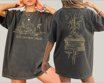 Camiseta "No te rindas", diseño de fantasía con espada, dragón y luna, con cita literaria.