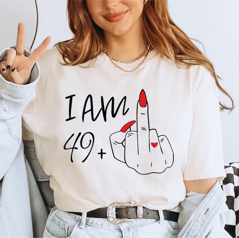 a woman wearing a t - shirt that says i am 94 plus