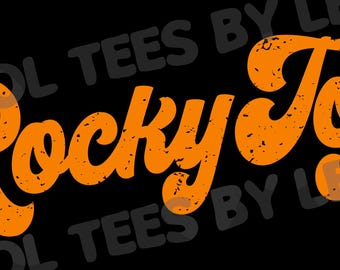 Op de afbeelding: Oranje tekst op een zwarte achtergrond die "Rocky Top" leest in een retro, verweerde fontstijl.