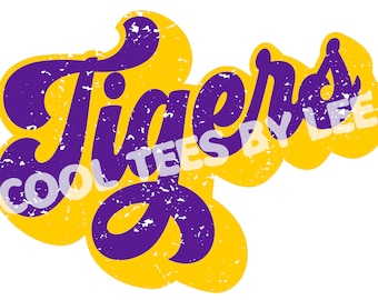Op de afbeelding: Paarse "Tigers"-tekst met een verweerde, vintage-look op een gele achtergrond. De tekst is in een vetgedrukt, cursief lettertype. De woorden "Cool Tees By Lee" zijn in een kleiner lettertype onder het woord "Tigers" gedrukt.